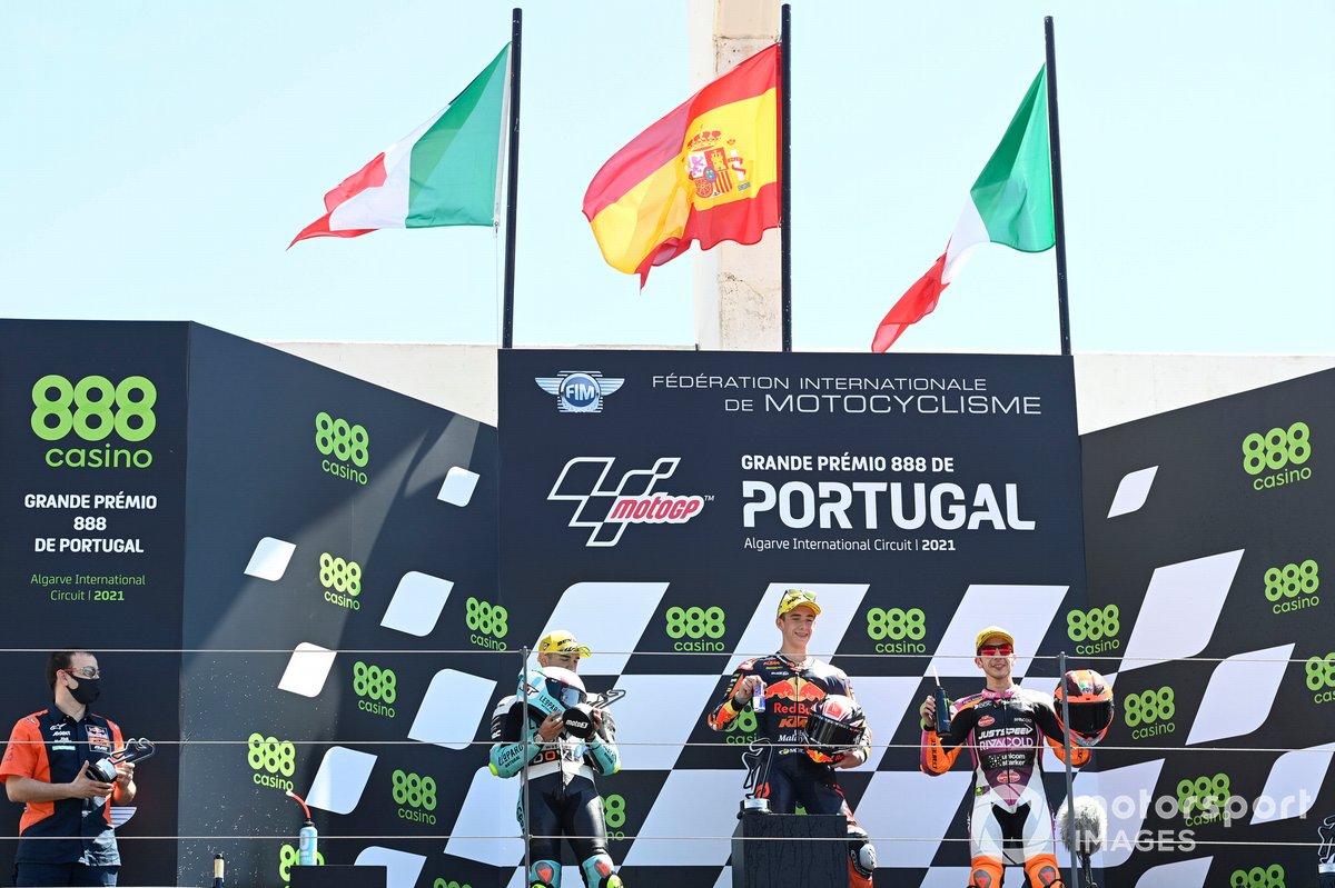 Pedro Acosta, Red Bull KTM Ajo, Dennis Foggia, Leopard Racing, Andrea Migno, Rivacold Snipers Team en el podio
