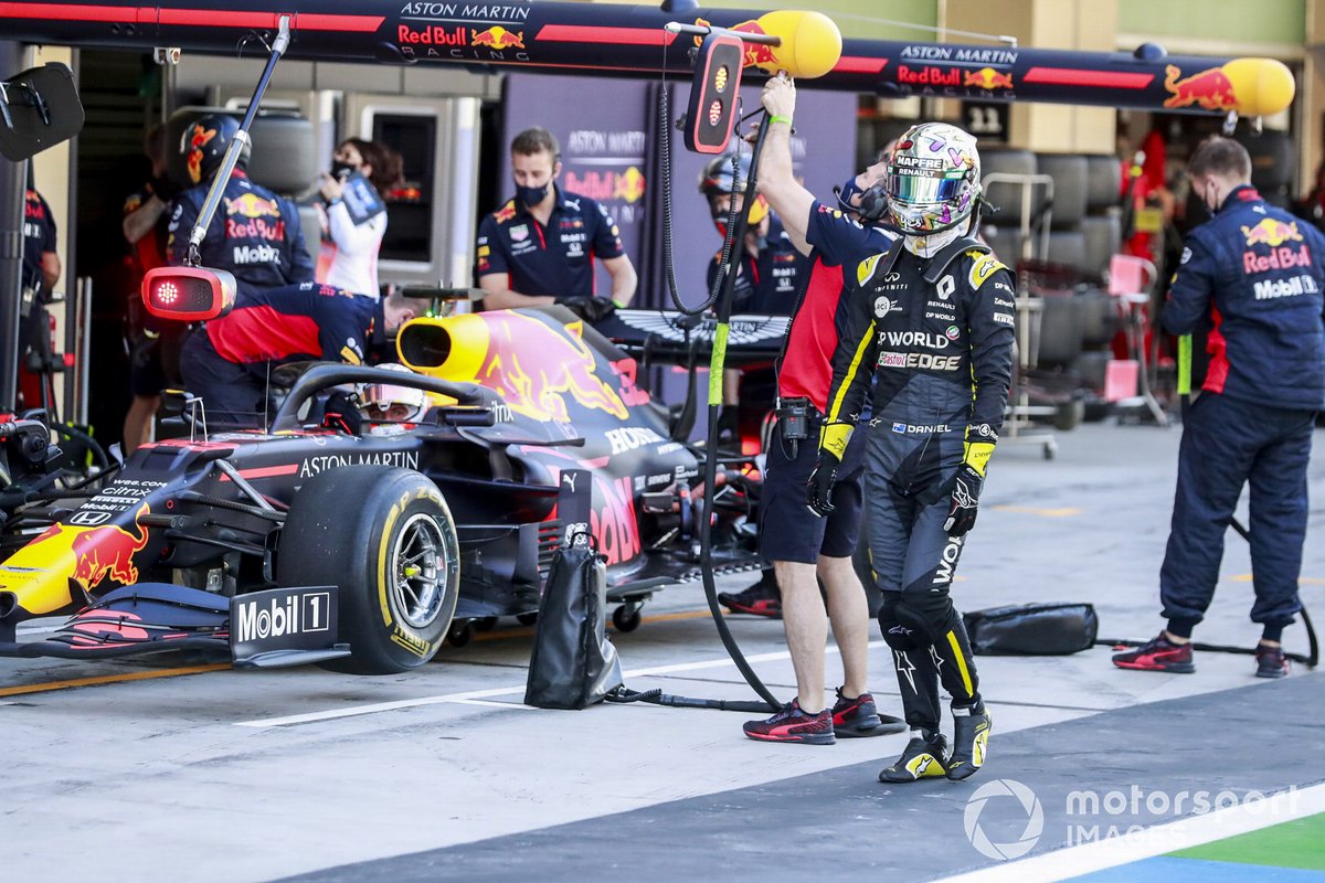 Daniel Ricciardo, Renault F1, passa davanti al garage di Max Verstappen, Red Bull Racing RB16