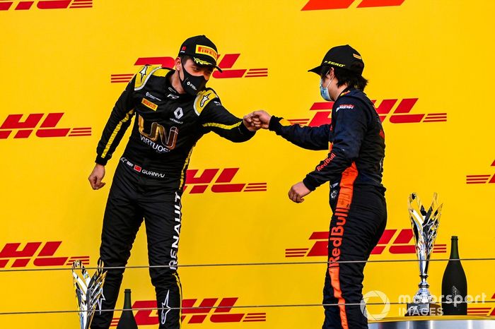 Podio: segundo lugar Guanyu Zhou, UNI-Virtuosi, ganador de la carrera Yuki Tsunoda, Carlin