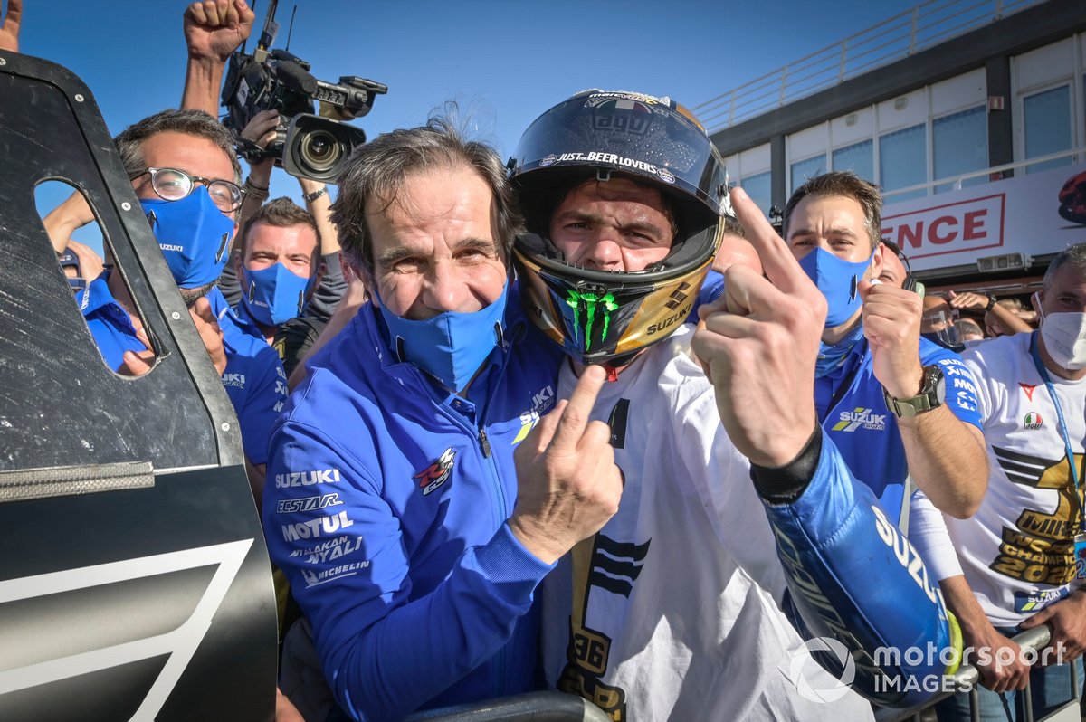 MotoGP-Weltmeister 2020: Joan Mir, Team Suzuki MotoGP, mit Davide Brivio