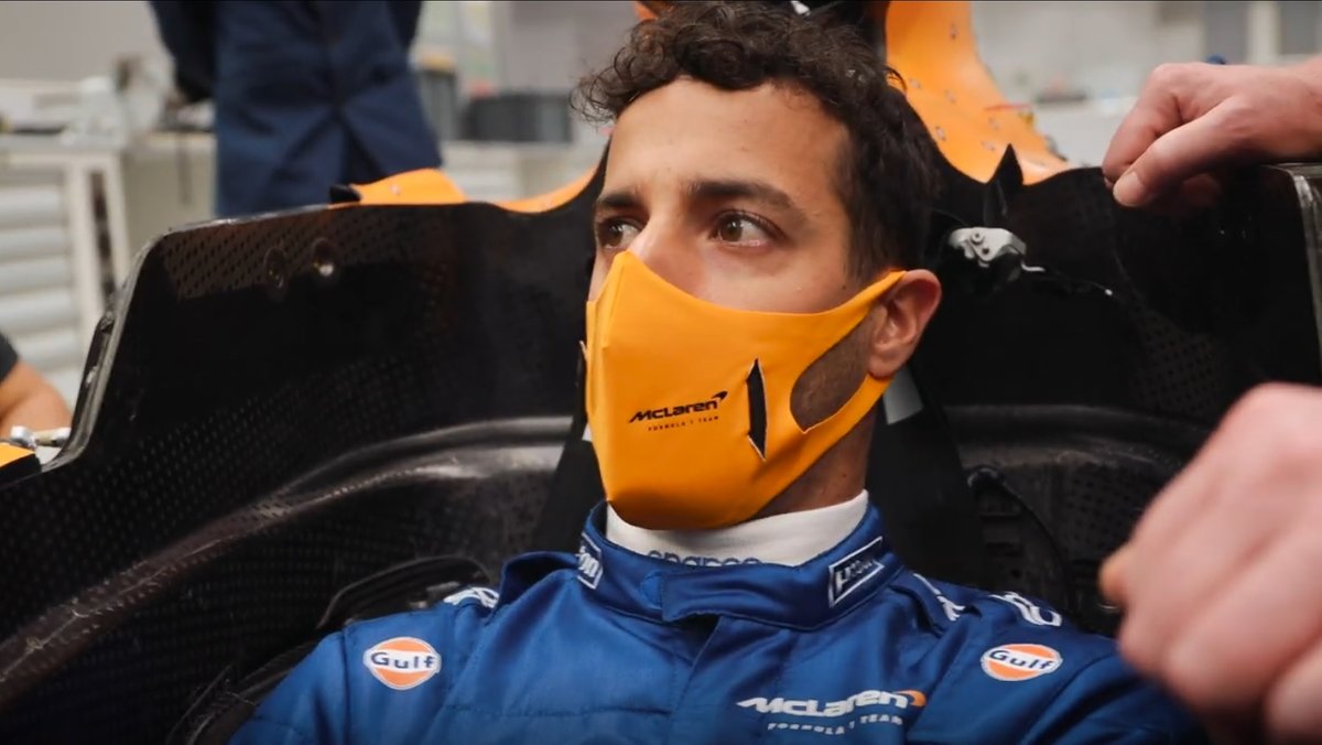 Daniel Ricciardo prova il sedile della McLaren 2021