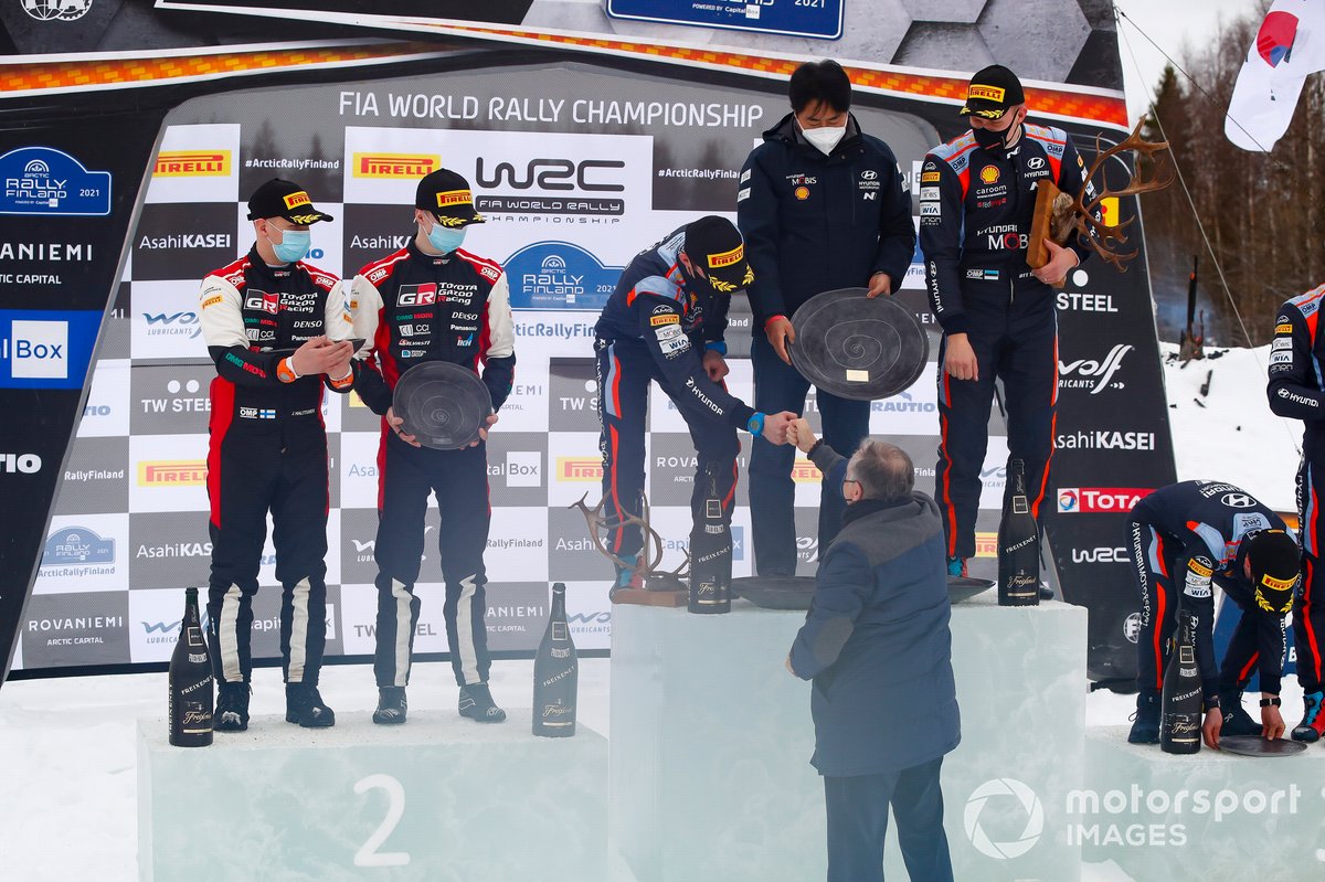 Podio: Ott Tänak, Martin Järveoja, Hyundai Motorsport Hyundai i20 Coupe WRC, Kalle Rovanperä, Jonne Halttunen, Toyota Gazoo Racing WRT Toyota Yaris WRC con Jean Todt, FIA