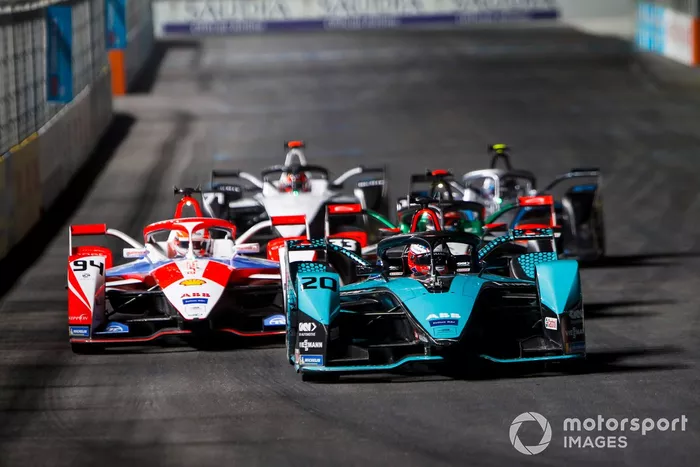 Mitch Evans, Panasonic Jaguar Racing, Jaguar I-Type 5, precede Alex Lynn, Mahindra Racing, M7Electro, Rene Rast, Audi Sport ABT Schaeffler, Audi e-tron FE07, Nyck de Vries, Mercedes Benz EQ, EQ Silver Arrow 02, e Norman Nato, Venturi Racing, Silver Arrow 