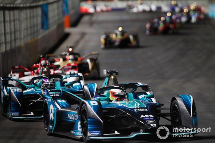 Oliver Turvey, NIO 333, NIO 333 001, por delante de Tom Blomqvist, NIO 333, NIO 333 001 