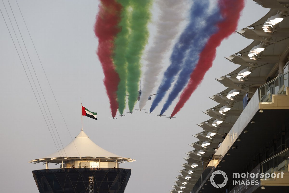 Il team dell'Air Force Display degli Emirati Arabi Uniti Al Fursan scorta un Boeing 787 Dreamliner di Etihad sulla griglia di partenza