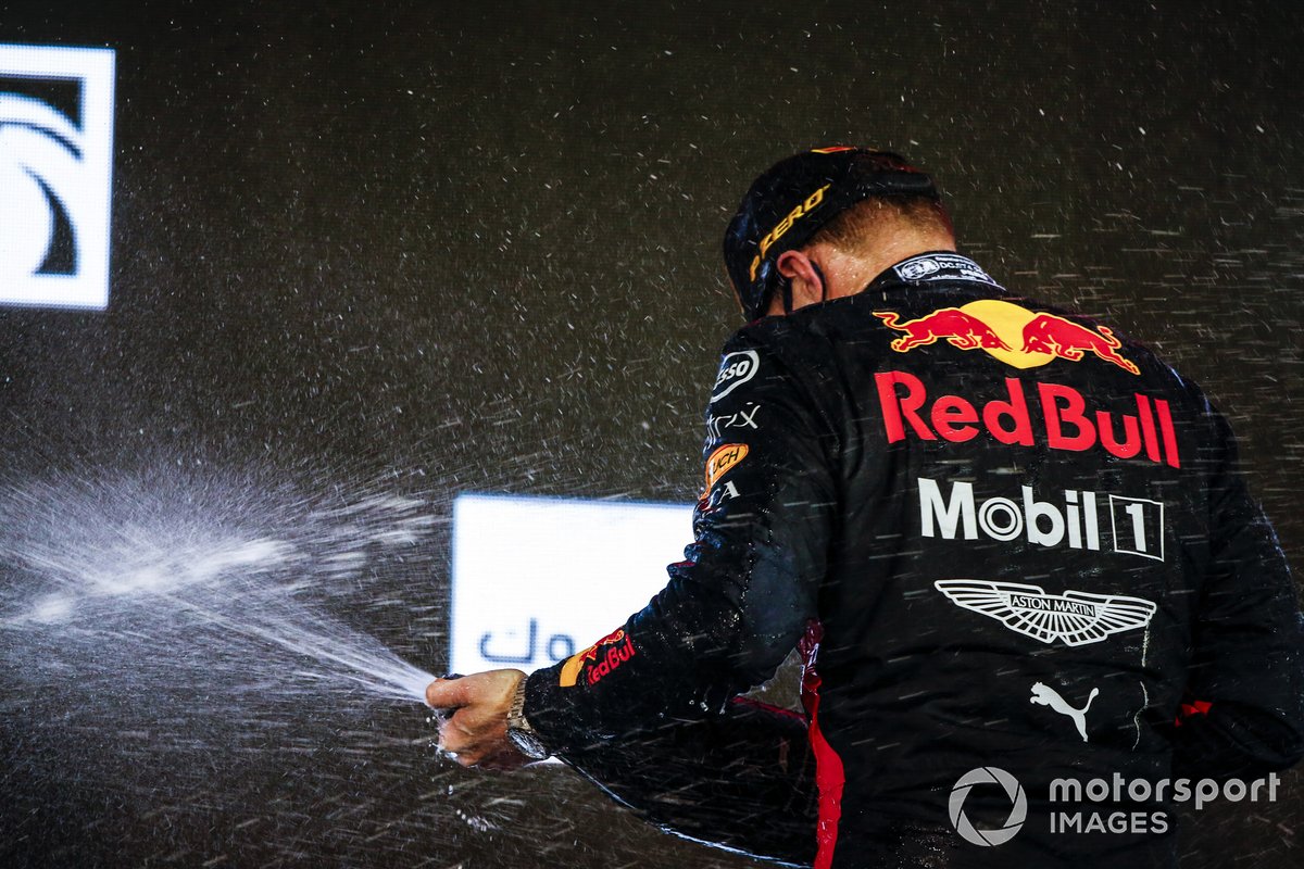 Max Verstappen, Red Bull Racing, primo classificato, spruzza Champagne
