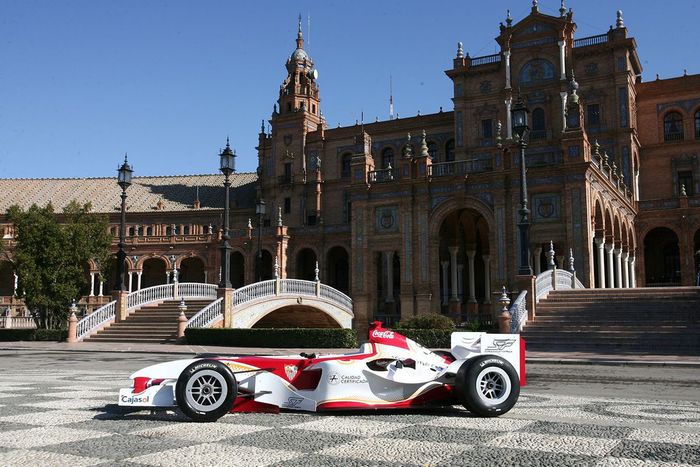 El coche del Sevilla FC, Superleague Formula, en la Plaza de España