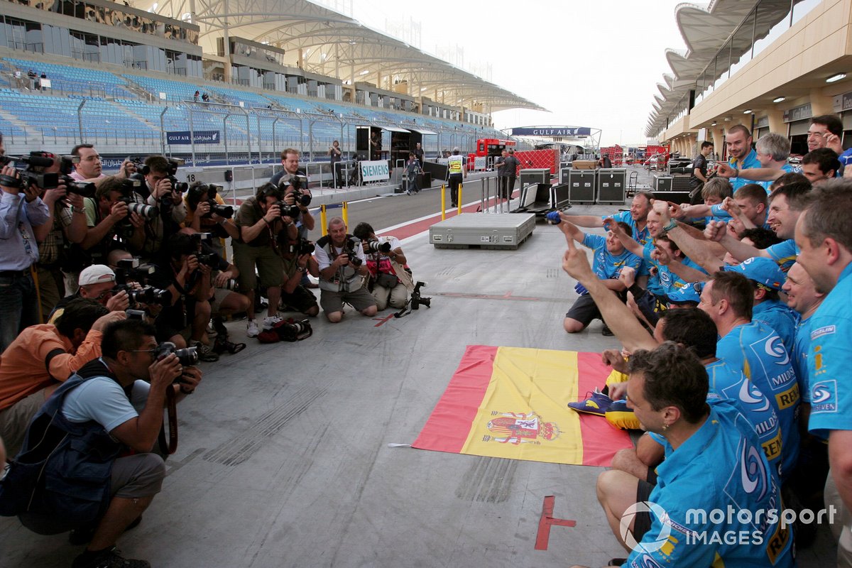 Fernando Alonso, Renault, celebra el triunfo con el equipo