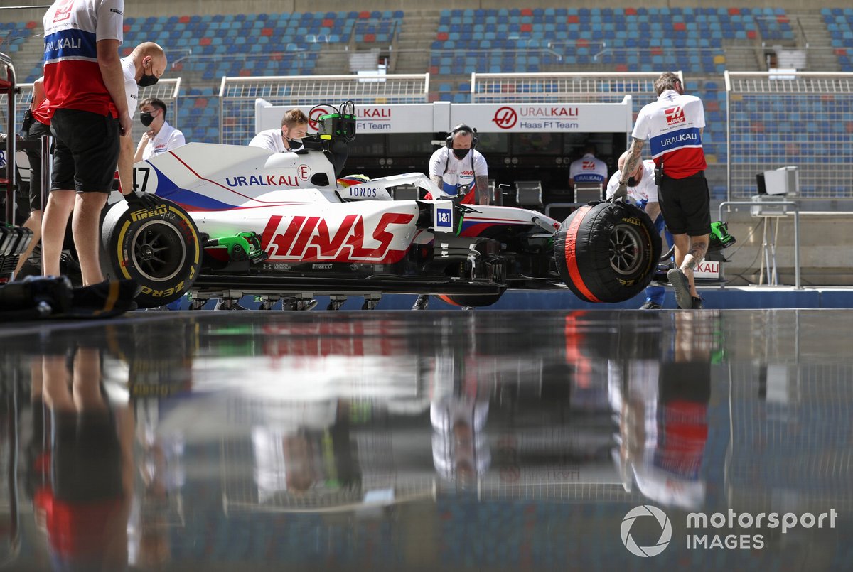 Механики Haas F1 с машиной Мика Шумахера, Haas VF-21