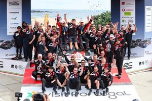 Podio: Ganadores Sébastien Ogier, Vincent Landais, Toyota Gazoo Racing WRT Toyota GR Yaris Rally1 con el equipo