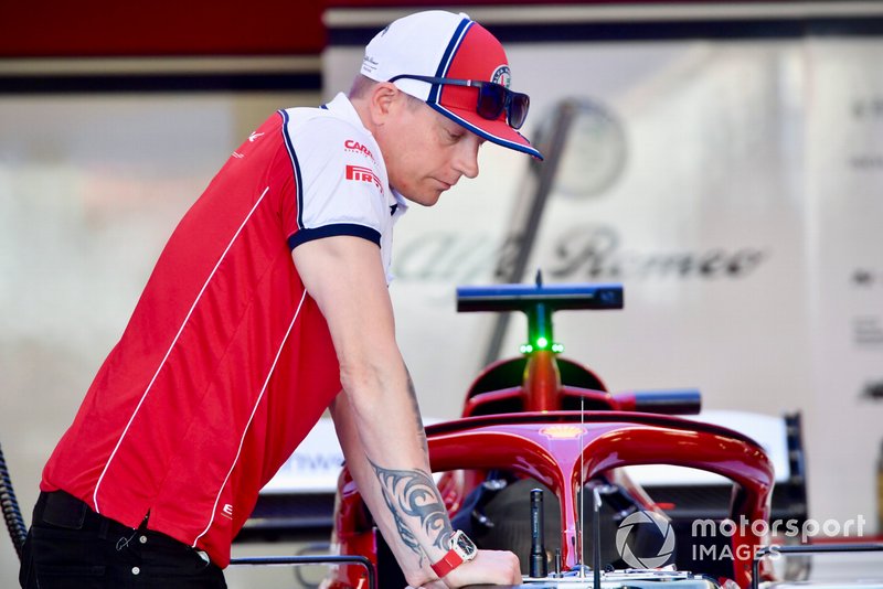 Kimi Raikkonen, Alfa Romeo Racing habla con sus ingenieros
