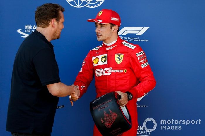 Charles Leclerc, Ferrari recibe el premio Pirelli Pole Position Award de manos de Lukas Lauda 