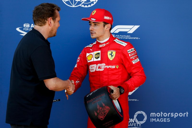 Charles Leclerc, Ferrari recibe el premio Pirelli Pole Position Award de manos de Lukas Lauda