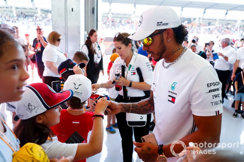 Lewis Hamilton, Mercedes AMG F1, firma alcuni autografi a dei fan giovani