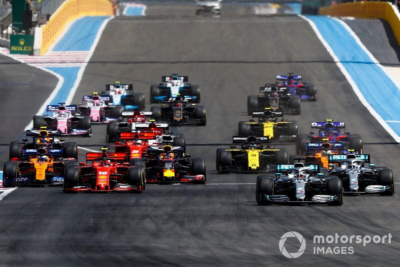 Lewis Hamilton, Mercedes AMG F1 W10, Valtteri Bottas, Mercedes AMG W10 y Charles Leclerc, Ferrari SF90 al inicio