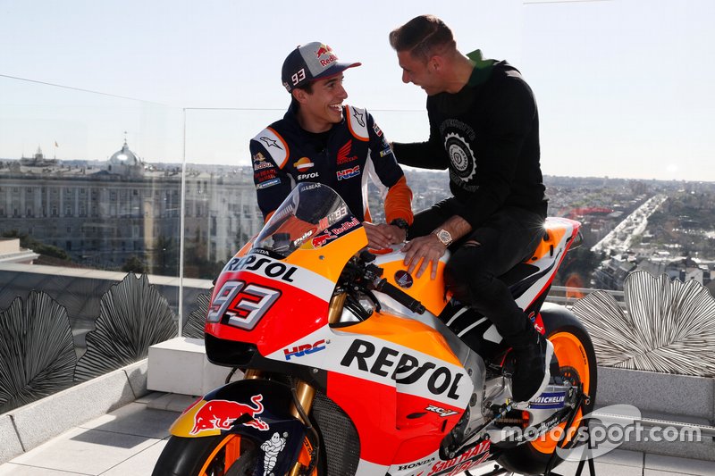 Marc Márquez le enseña su HRC a Joaquín, futbolista del Betis