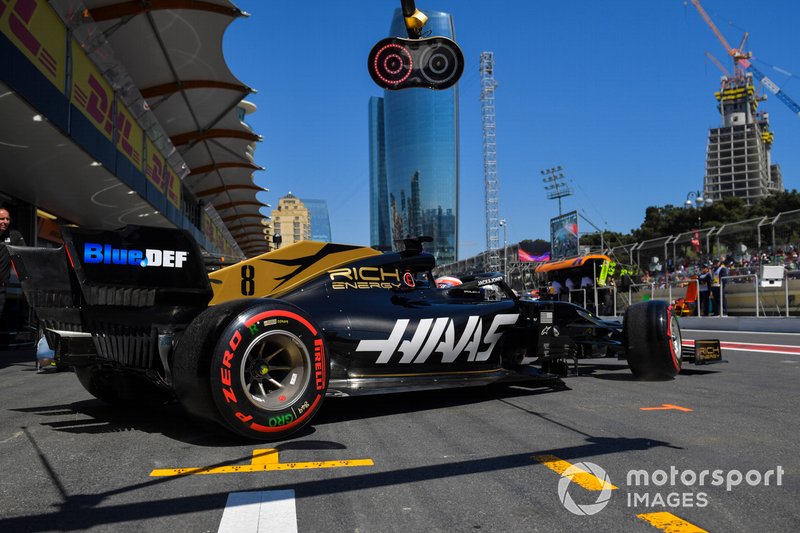 Romain Grosjean, Haas F1 Team VF-19, quitte le garage