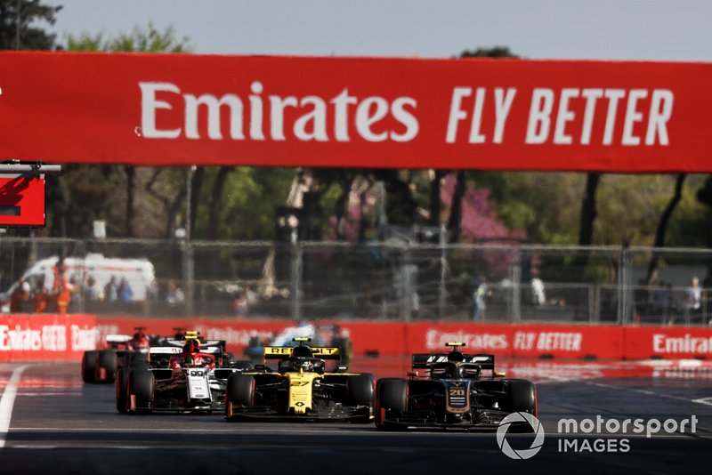 Kevin Magnussen, Haas F1 Team VF-19, precede Nico Hulkenberg, Renault R.S. 19, e Antonio Giovinazzi, Alfa Romeo Racing C38