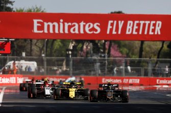 Kevin Magnussen, Haas F1 Team VF-19, Nico Hulkenberg, Renault R.S. 19, en Antonio Giovinazzi, Alfa Romeo Racing C38