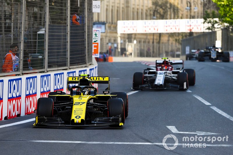 Nico Hulkenberg, Renault R.S. 19, precede Antonio Giovinazzi, Alfa Romeo Racing C38