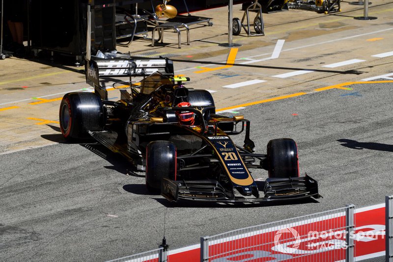 Kevin Magnussen, Haas F1 Team VF-19, lascia il garage