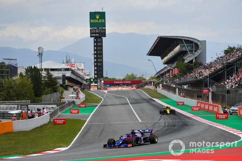 Daniil Kvyat, Toro Rosso STR14, leads Daniel Ricciardo, Renault R.S.19