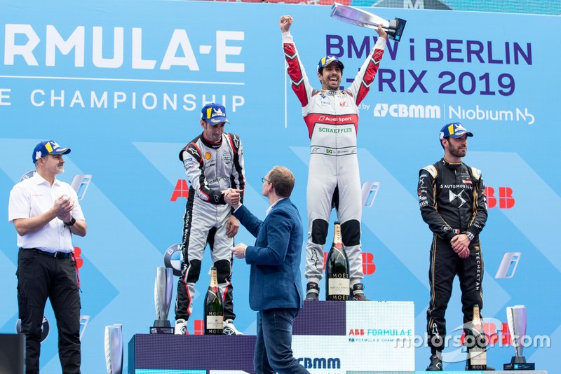 Lucas Di Grassi, Audi Sport ABT Schaeffler, vainqueur, Sébastien Buemi, Nissan e.Dams, deuxième, Jean-Eric Vergne, DS TECHEETAH, troisième, Dieter Gass, directeur d'Audi Motorsports, sur le podium