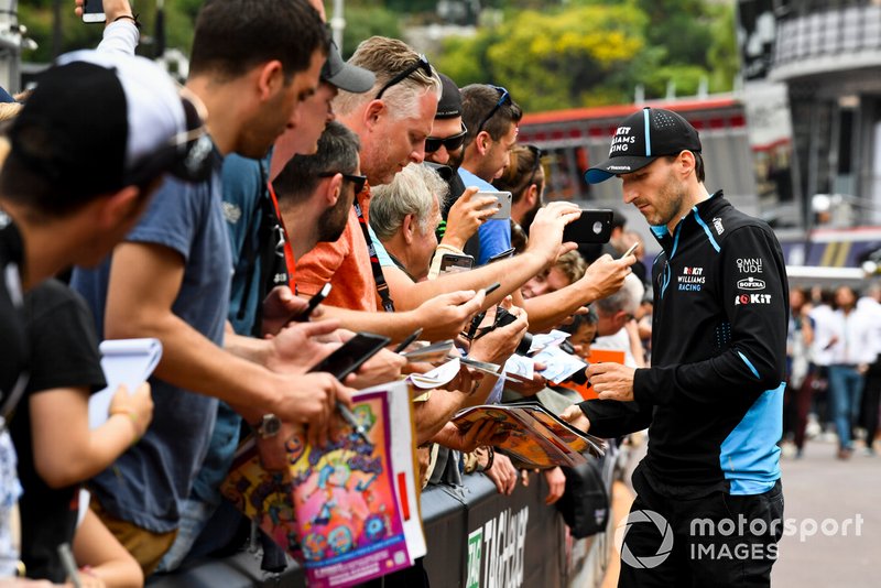 Robert Kubica, Williams Racing firma un autografo ad un fan