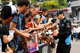 Robert Kubica, Williams Racing signs a autograph for a fan
