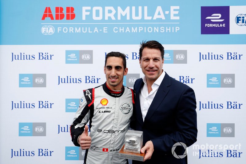 Sébastien Buemi, Nissan e.Dams, Nissan IMO1, reçoit le trophée de la pole position
