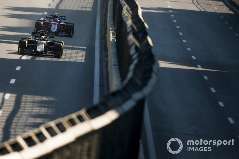 Romain Grosjean, Haas F1 Team VF-19, devant Alexander Albon, Toro Rosso STR14