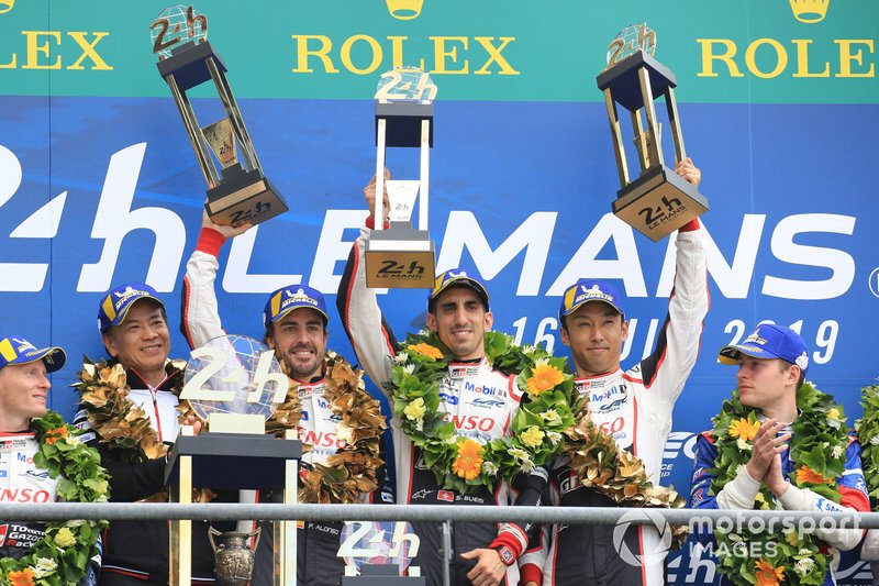 Les vainqueurs #8 Toyota Gazoo Racing Toyota TS050: Sébastien Buemi, Kazuki Nakajima, Fernando Alonso