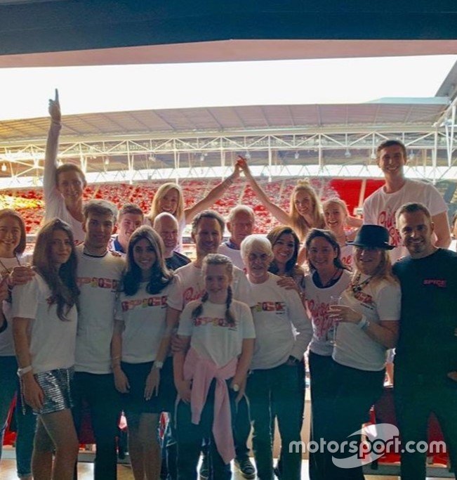 Amigos reunidos em show das Spice Girls