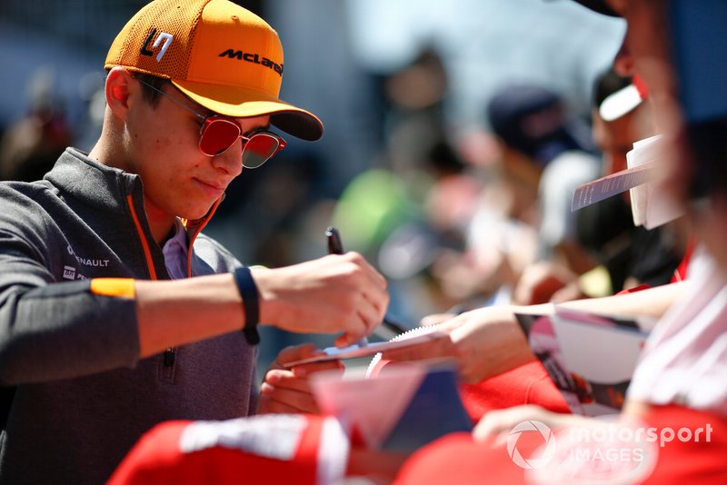 Lando Norris, McLaren, signe un autographe
