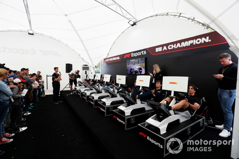 Pilotos en la zona de eSports de F1