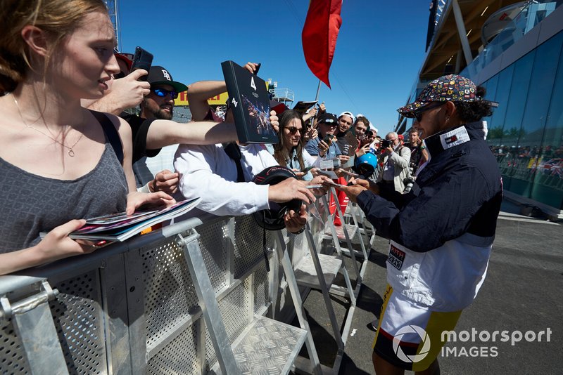 Lewis Hamilton, Mercedes AMG F1 signs a autograph for a fan