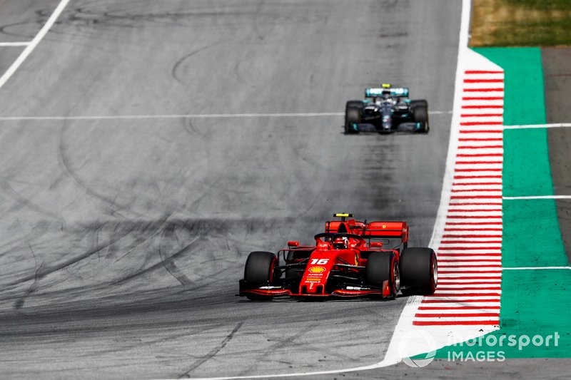 Charles Leclerc, Ferrari SF90, precede Valtteri Bottas, Mercedes AMG W10