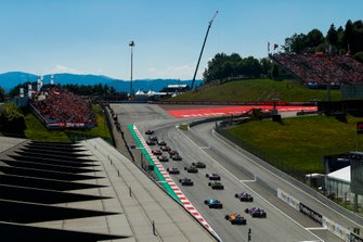 Charles Leclerc, Ferrari SF90, voor Valtteri Bottas, Mercedes AMG W10, Lewis Hamilton, Mercedes AMG F1 W10, Lando Norris, McLaren MCL34, Kimi Raikkonen, Alfa Romeo Racing C38, en de rest van het veld na de start