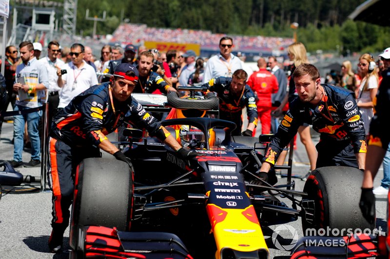 Max Verstappen, Red Bull Racing RB15, arriva sulla griglia