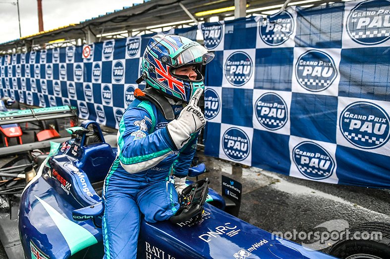 Ganador de la carrera Billy Monger, Carlin