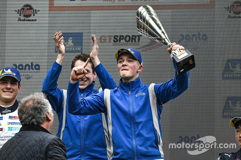 Ganador de la carrera Billy Monger, Carlin