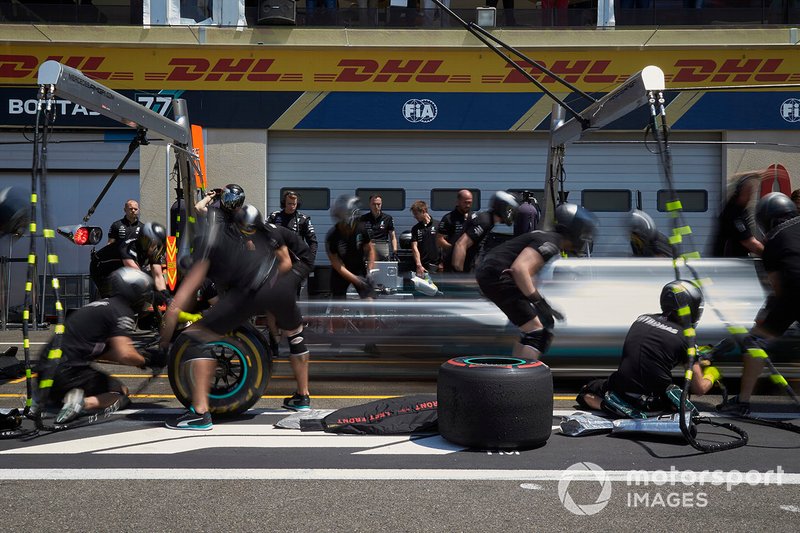 Lewis Hamilton, Mercedes AMG F1 W10 pit stop