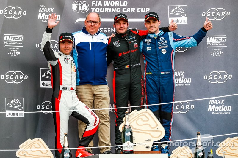 Podio: Il vincitore Frédéric Vervisch, Comtoyou Team Audi Sport Audi RS 3 LMS, secondo posto Ma Qing Hua, Team Mulsanne Alfa Romeo Giulietta TCR, terzo posto Norbert Michelisz, BRC Hyundai N Squadra Corse Hyundai i30 N TCR