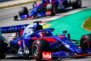 Daniil Kvyat, Toro Rosso STR14, leads Alexander Albon, Toro Rosso STR14