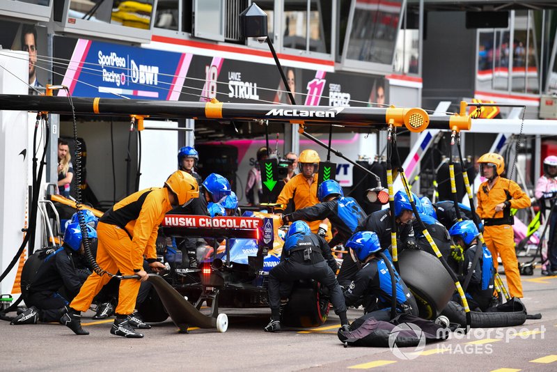 Lando Norris, McLaren MCL34, en pits