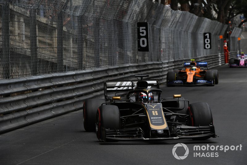 Romain Grosjean, Haas F1 Team VF-19, leads Lando Norris, McLaren MCL34