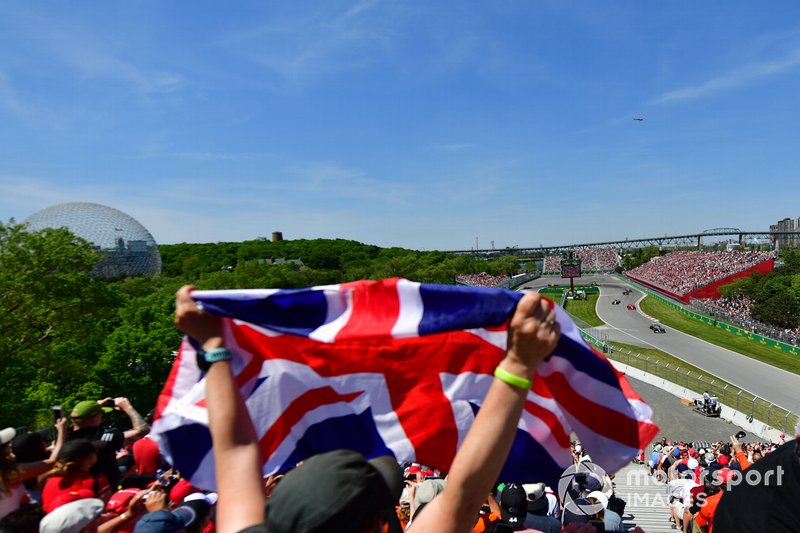 Seorang penonton membentangkan bendera Inggris Raya