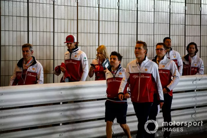 Antonio Giovinazzi, Alfa Romeo Racing, ispeziona il circuito