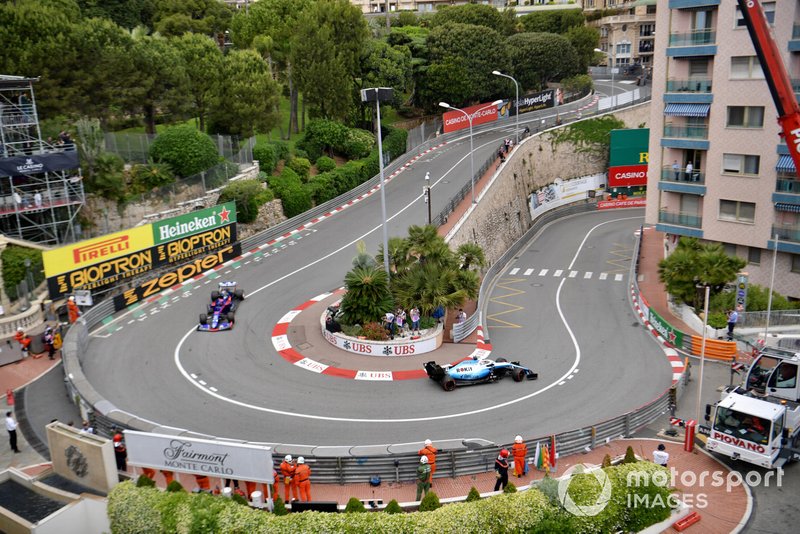 George Russell, Williams Racing FW42, leads Daniil Kvyat, Toro Rosso STR14