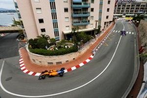 Carlos Sainz Jr., McLaren MCL34, leads Daniil Kvyat, Toro Rosso STR14